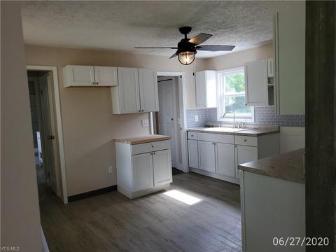 136 Bath St, Elyria, OH 44035 photo 6