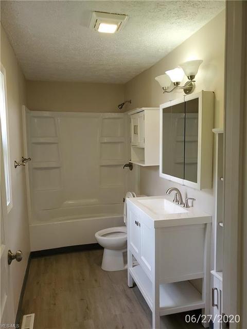 136 Bath St, Elyria, OH 44035 photo 9
