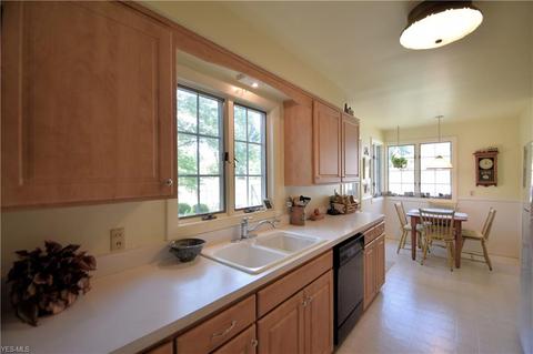 186 Mapleview Dr, Seven Hills, OH 44131 photo 2