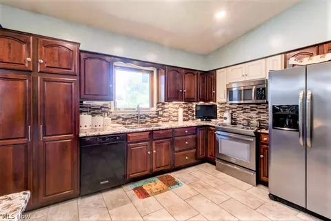 357 Hamilton Cir, Elyria, OH 44035 photo 7