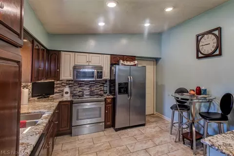 357 Hamilton Cir, Elyria, OH 44035 photo 6