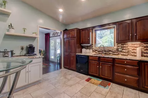 357 Hamilton Cir, Elyria, OH 44035 photo 9