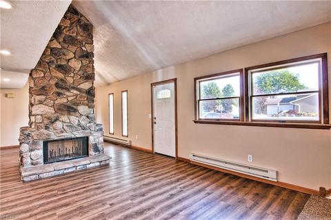 112 Valley Forge Cir, Elyria, OH 44035 photo 2