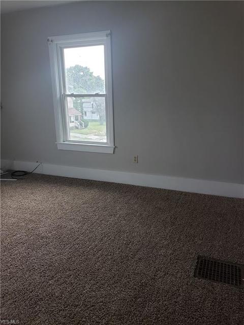 82 Spring St, Struthers, OH 44471 photo 7