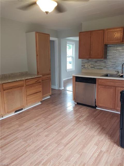82 Spring St, Struthers, OH 44471 photo 3