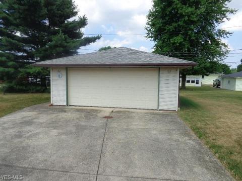 7296 Whitaker Dr, Parma, OH 44130 photo 2