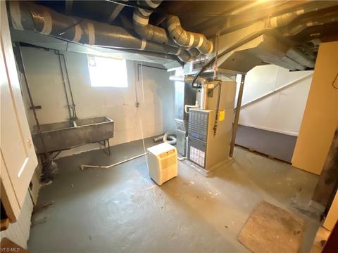 866 Carlysle St, Akron, OH 44310 photo 17