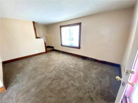 866 Carlysle St, Akron, OH 44310 photo 4