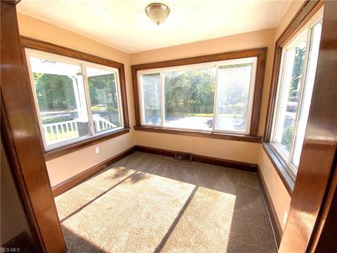 866 Carlysle St, Akron, OH 44310 photo 7