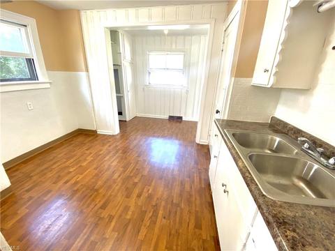 866 Carlysle St, Akron, OH 44310 photo 9