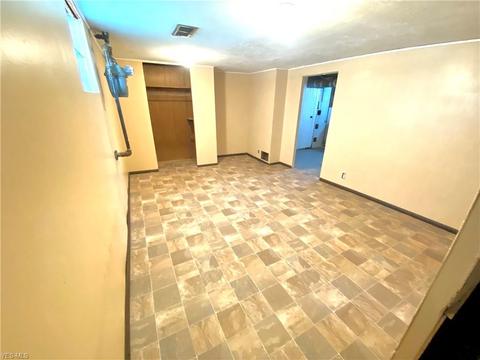 866 Carlysle St, Akron, OH 44310 photo 15