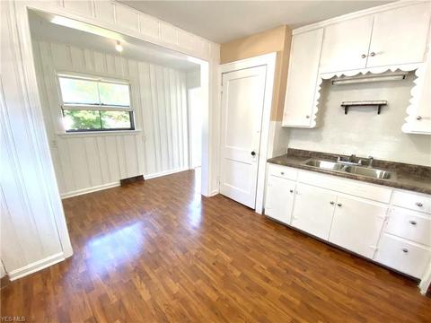 866 Carlysle St, Akron, OH 44310 photo 10