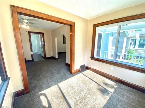 866 Carlysle St, Akron, OH 44310 photo 6