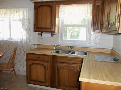 1713 E 300th St, Wickliffe, OH 44092 photo 3