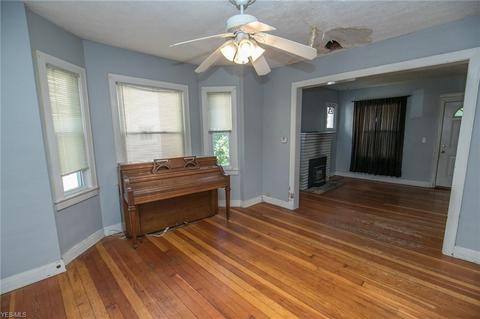 38008 Wright St, Willoughby, OH 44094 photo 2