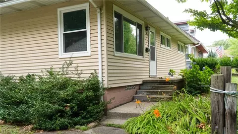 556 Parkview Ave, Akron, OH 44310 photo 2