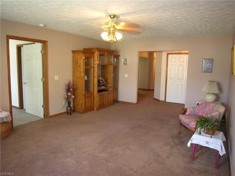 329 Longfellow St, Elyria, OH 44035 photo 4