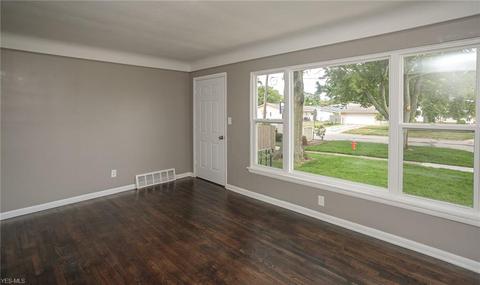 8513 Ackley Rd, Parma, OH 44130 photo 3