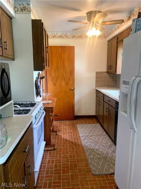 781 E 249th St, Euclid, OH 44123 photo 4