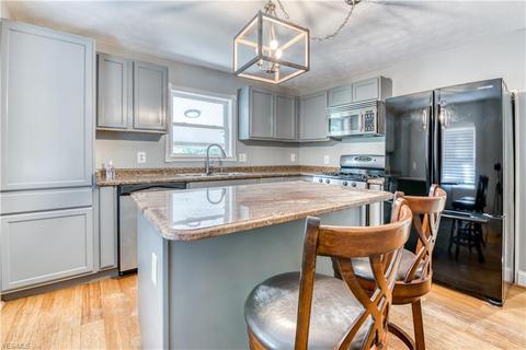 864 E Waterloo Rd, Akron, OH 44306 photo 2