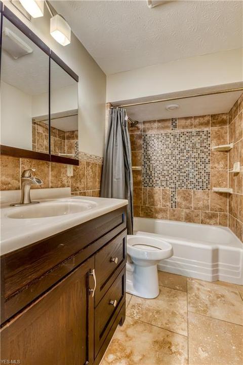 864 E Waterloo Rd, Akron, OH 44306 photo 8