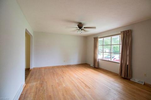 7551 Pinehurst Dr, Mentor On The Lake, OH 44060 photo 4