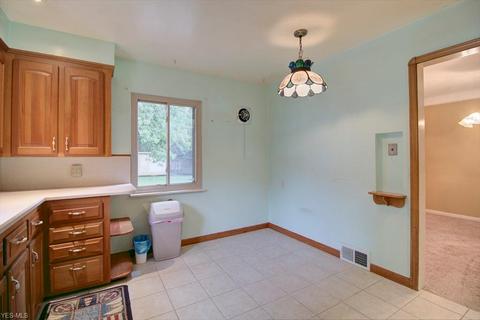 5836 Eldon Dr, Parma Heights, OH 44130 photo 3