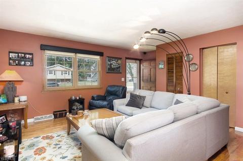 330 Crestview Dr, Munroe Falls, OH 44262 photo 4