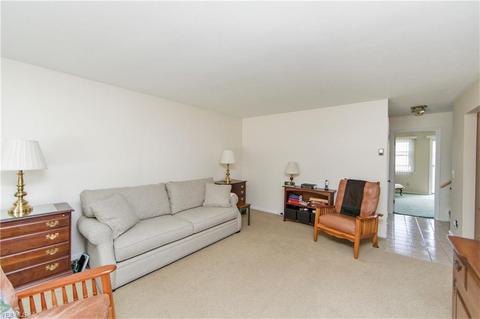 950 Orchardview Ave, Seven Hills, OH 44131 photo 4