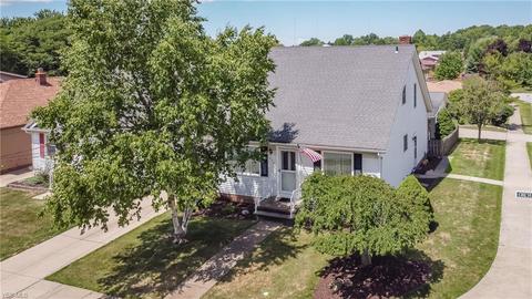 950 Orchardview Ave, Seven Hills, OH 44131 photo 2