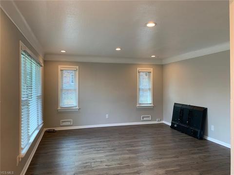 6820 Ackley Rd, Parma, OH 44129 photo 4
