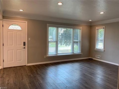 6820 Ackley Rd, Parma, OH 44129 photo 2