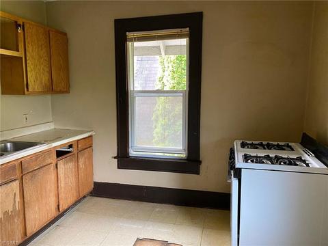 584 Schiller Ave, Akron, OH 44310 photo 4