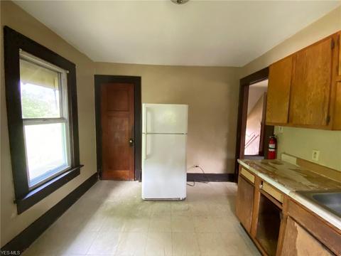 584 Schiller Ave, Akron, OH 44310 photo 6