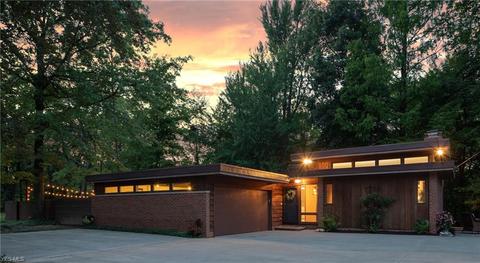 65 Skyview Dr, Seven Hills, OH 44131 photo 1