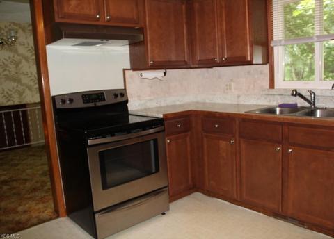 7141 Laurelview Cir NE, Canton, OH 44721 photo 2