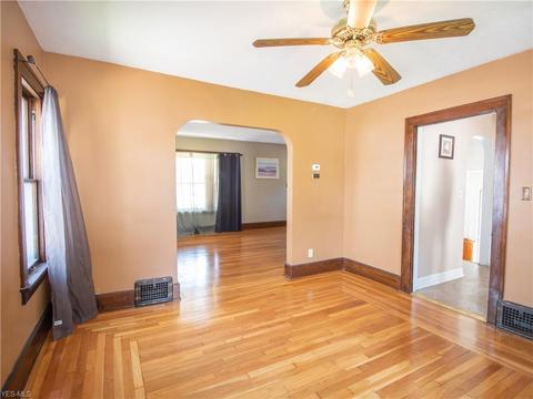 244 E 218th St, Euclid, OH 44123 photo 3