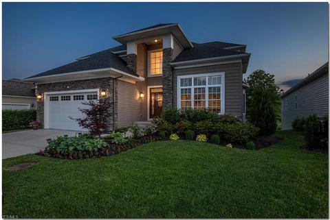 580 Eagle Point Dr, Lyndhurst, OH 44124 photo 2