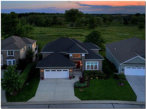 580 Eagle Point Dr, Lyndhurst, OH 44124 photo 1