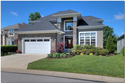 580 Eagle Point Dr, Lyndhurst, OH 44124 photo 3