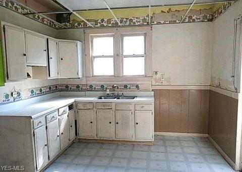 1016 W 50th St, Ashtabula, OH 44004 photo 8