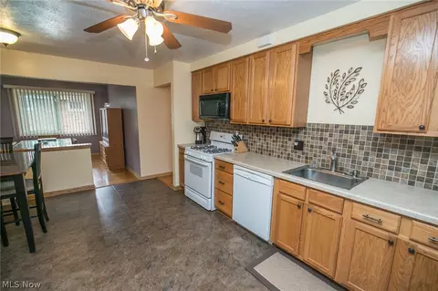 6211 Regency Dr, Parma, OH 44129 photo 5