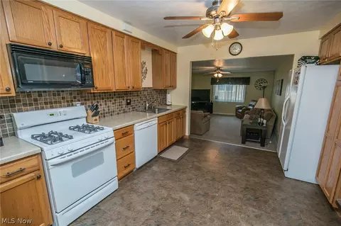 6211 Regency Dr, Parma, OH 44129 photo 4