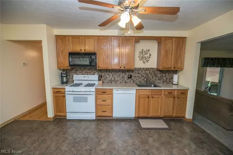 6211 Regency Dr, Parma, OH 44129 photo 3