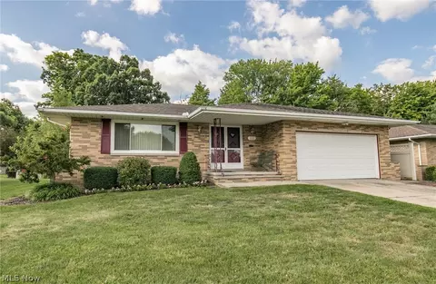 6211 Regency Dr, Parma, OH 44129 photo 1