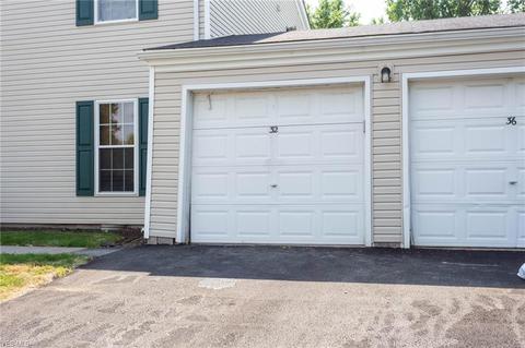 32 Valley Forge Ln, Elyria, OH 44035 photo 3