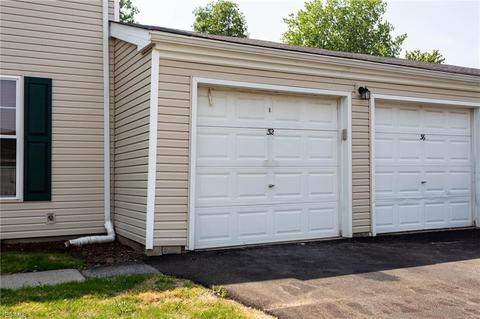 32 Valley Forge Ln, Elyria, OH 44035 photo 4