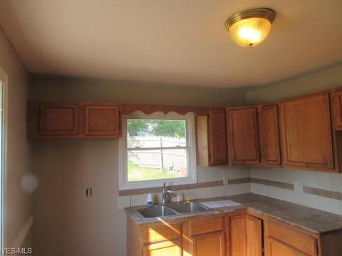16 Parkway St, Struthers, OH 44471 photo 4
