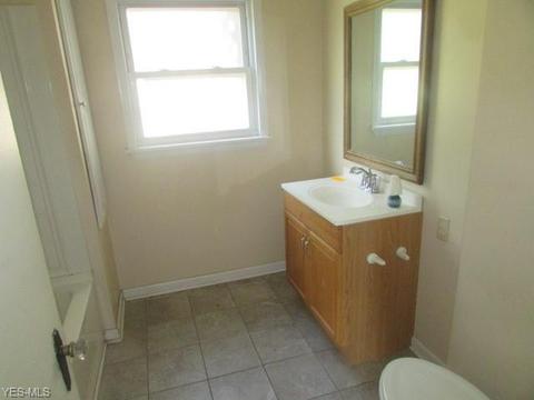 16 Parkway St, Struthers, OH 44471 photo 7