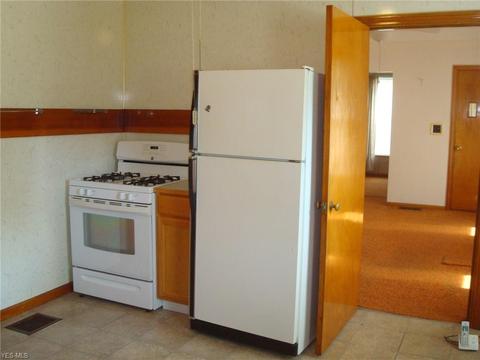 523 W 30th St, Ashtabula, OH 44004 photo 3